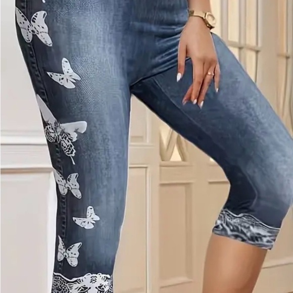 Floral and Butterfly 🦋 Capri Leggings - Picture 2 of 5